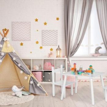 Fehér gyermekasztal székekkel kép