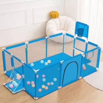 Nagyméretű gyermek járóka és játszótér focikapukkal, kosár palánkkal kép